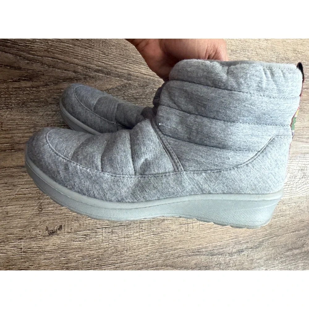 Bzees‎ Womens 7M Grey Quilted Ankle Boots Side Zip Washable Fleece Lined Booties